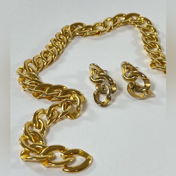 1980's Chunky Gold Tone Link Choker and Matching Post Earrings - Picture 7 of 13